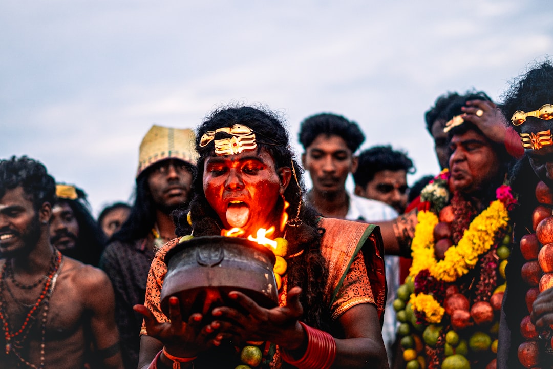 Pessoas observando eclipse com tradições culturais modernas