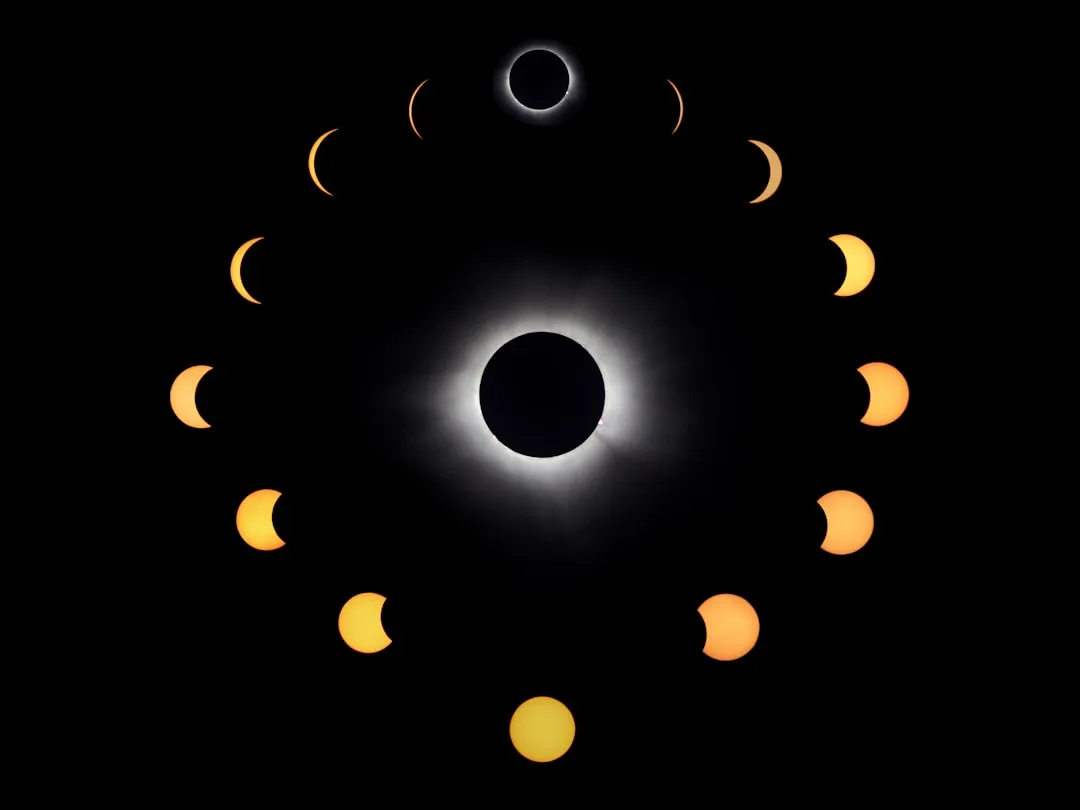 Pessoas observando eclipse com tradições culturais modernas