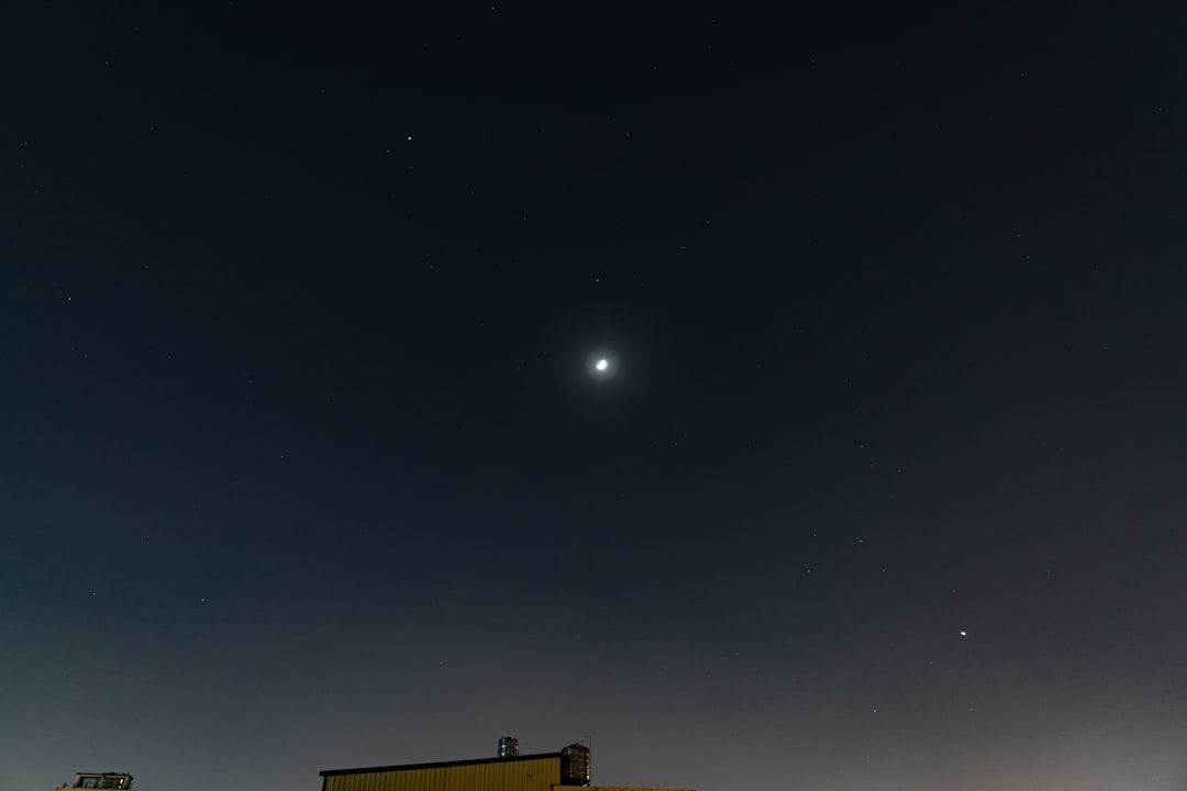 Alinhamento de planetas visiveis a olho nu no horizonte noturno