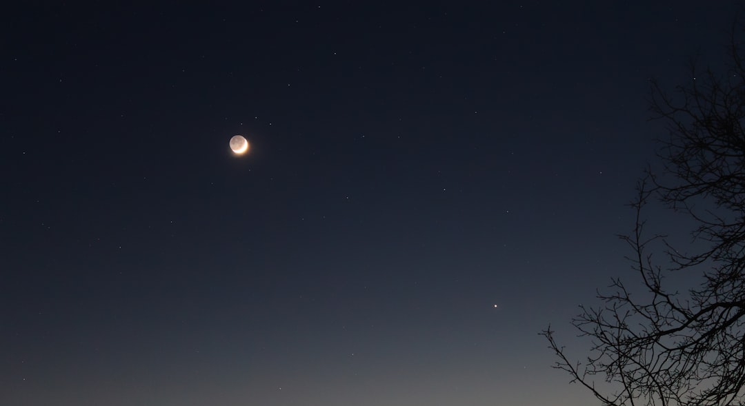 Venus e Jupiter brilhando juntos no ceu ao entardecer