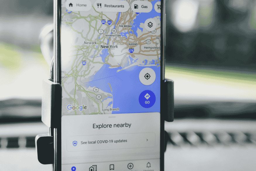 Tela de celular com aplicativo de GPS, recurso importante para planejar observações astronômicas e encontrar locais com céu escuro.