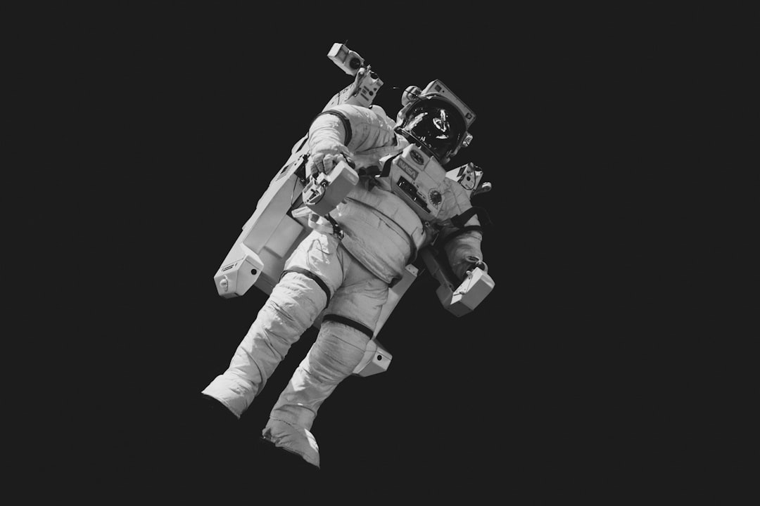 Astronauta com traje espacial moderno preparado para missao lunar