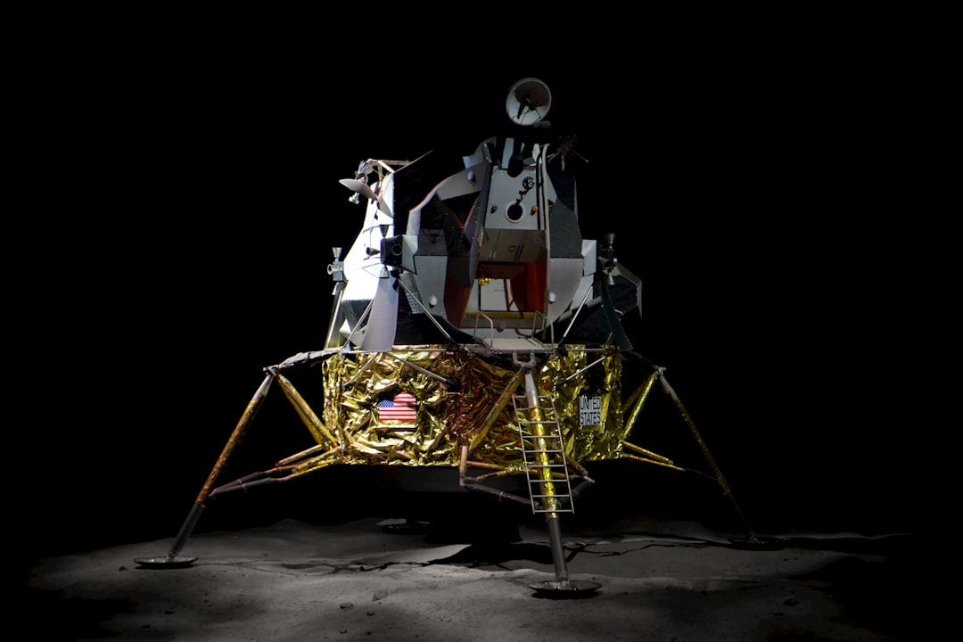 Modulo lunar da missao Apollo pousado na superficie da Lua