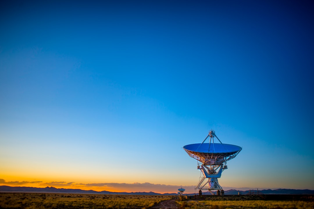 Conjunto de radiotelescópios buscando sinais de inteligência extraterrestre no universo