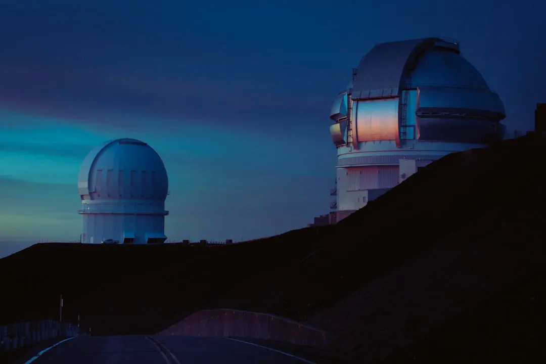 Câmera planetária acoplada a um telescópio para astrofotografia