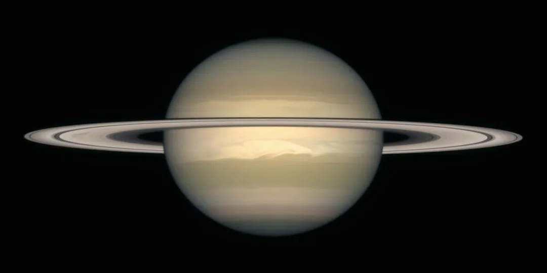 Saturno e seus anéis capturados em astrofotografia planetária
