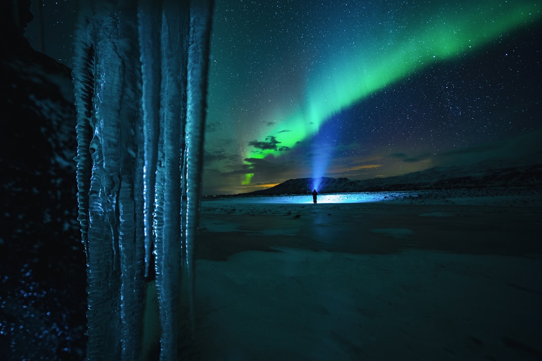 Cortinas verdes de aurora boreal dançando no céu noturno