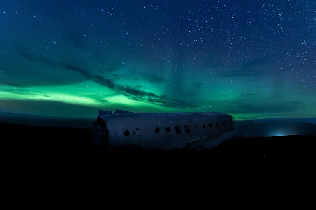 Aurora boreal sobre paisagem gelada da Islândia