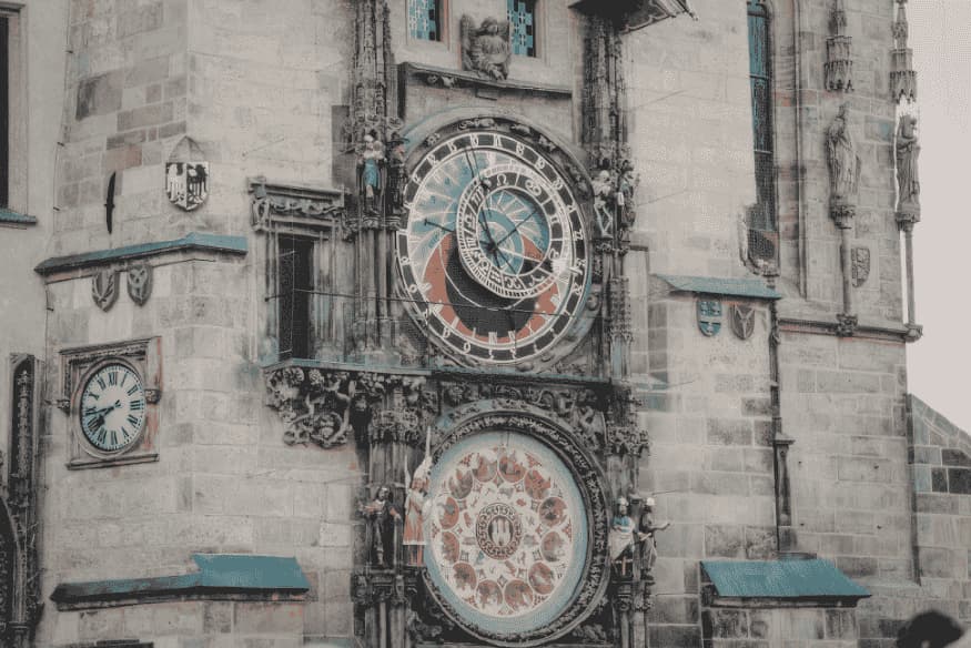 Fachada histórica com relógio astronômico medieval usado para marcar tempo e ciclos celestes