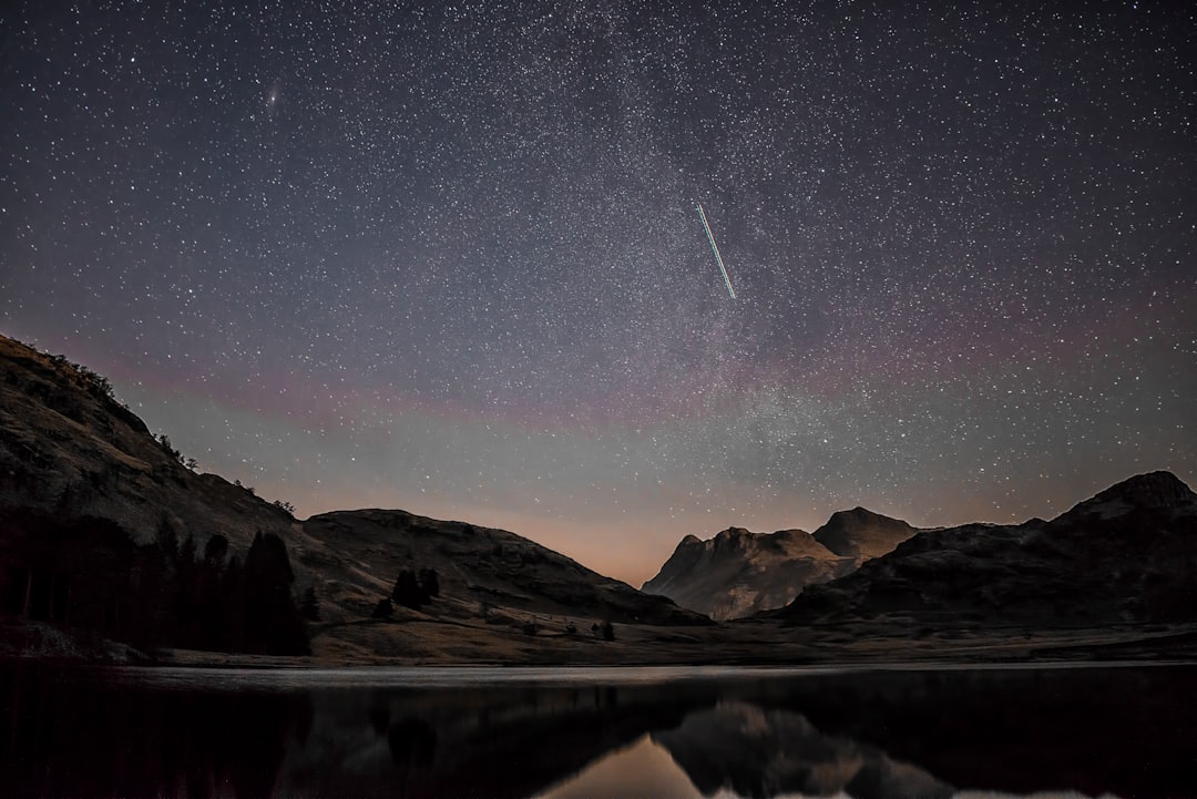 Meteoros das Perseidas riscando o ceu estrelado durante a noite