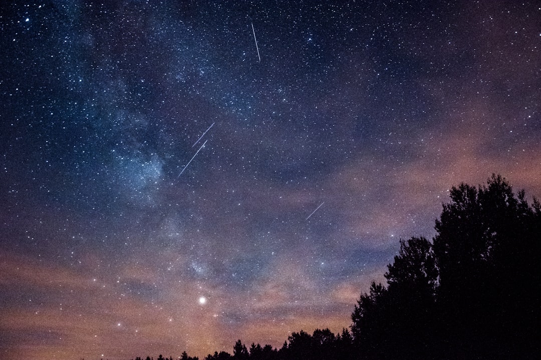 Bola de fogo das Perseidas iluminando o horizonte durante observacao noturna