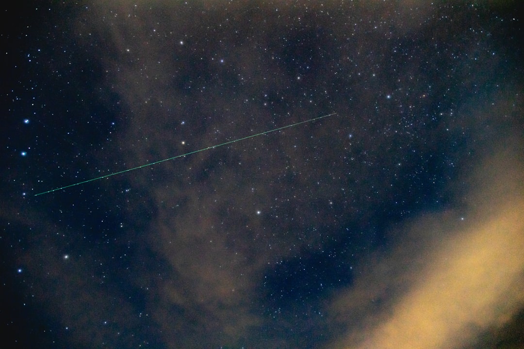 Diagrama mostrando o radiante de uma chuva de meteoros em uma constelação