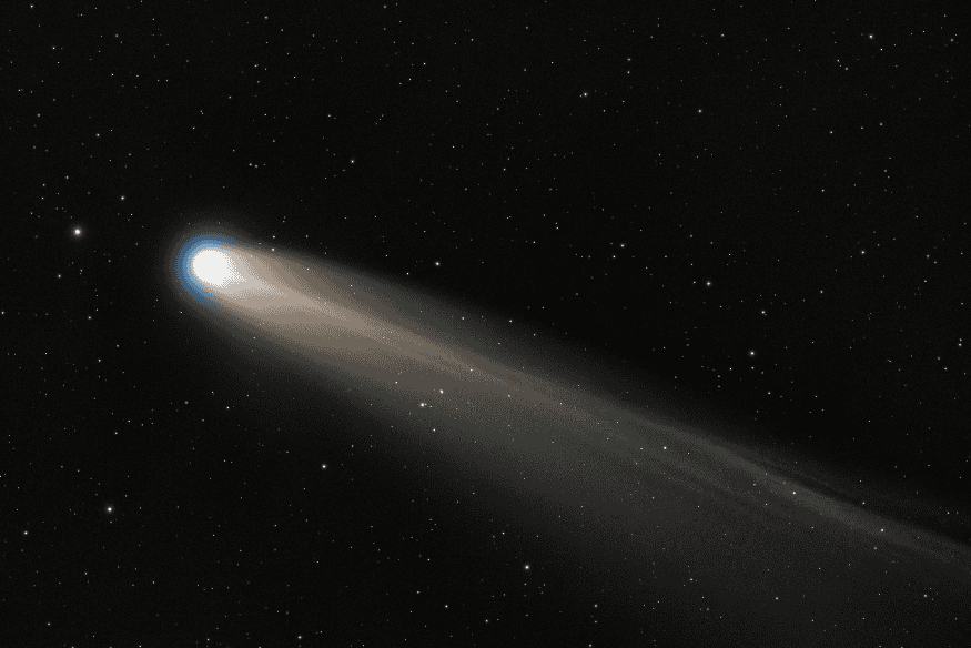 Cometa de núcleo brilhante e cauda extensa observado no espaço, imagem que representa cometas famosos e eventos marcantes da astronomia.