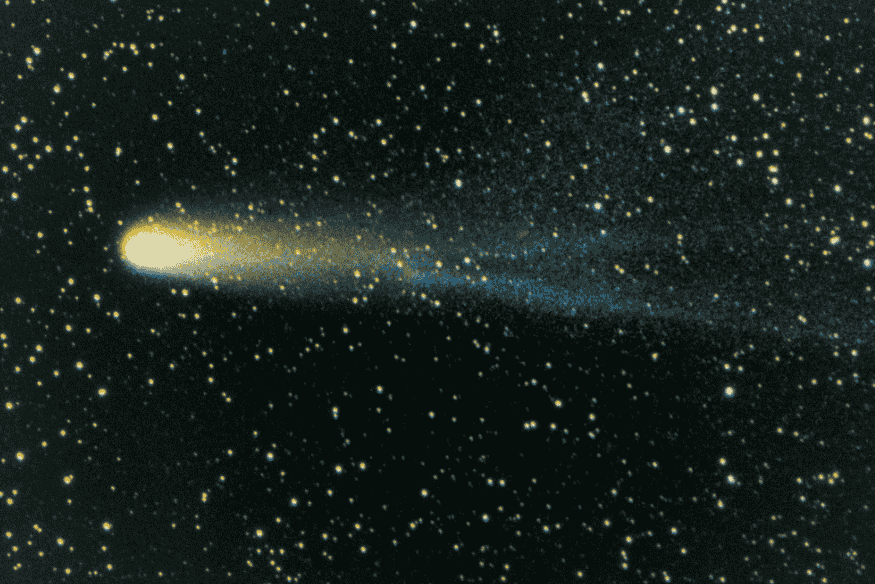 Cometa luminoso cruzando o céu estrelado, destacando sua cauda brilhante e sua importância simbólica em relatos históricos sobre cometas.