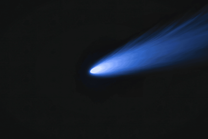 Cometa azul com cauda luminosa em fundo escuro, representando a presença dos cometas na história, na astronomia e nas tradições antigas.