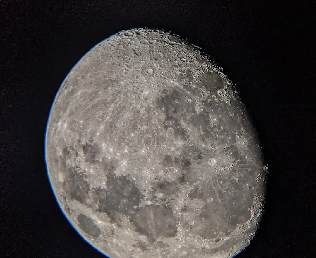 Binóculos astronômicos apontados para o céu estrelado