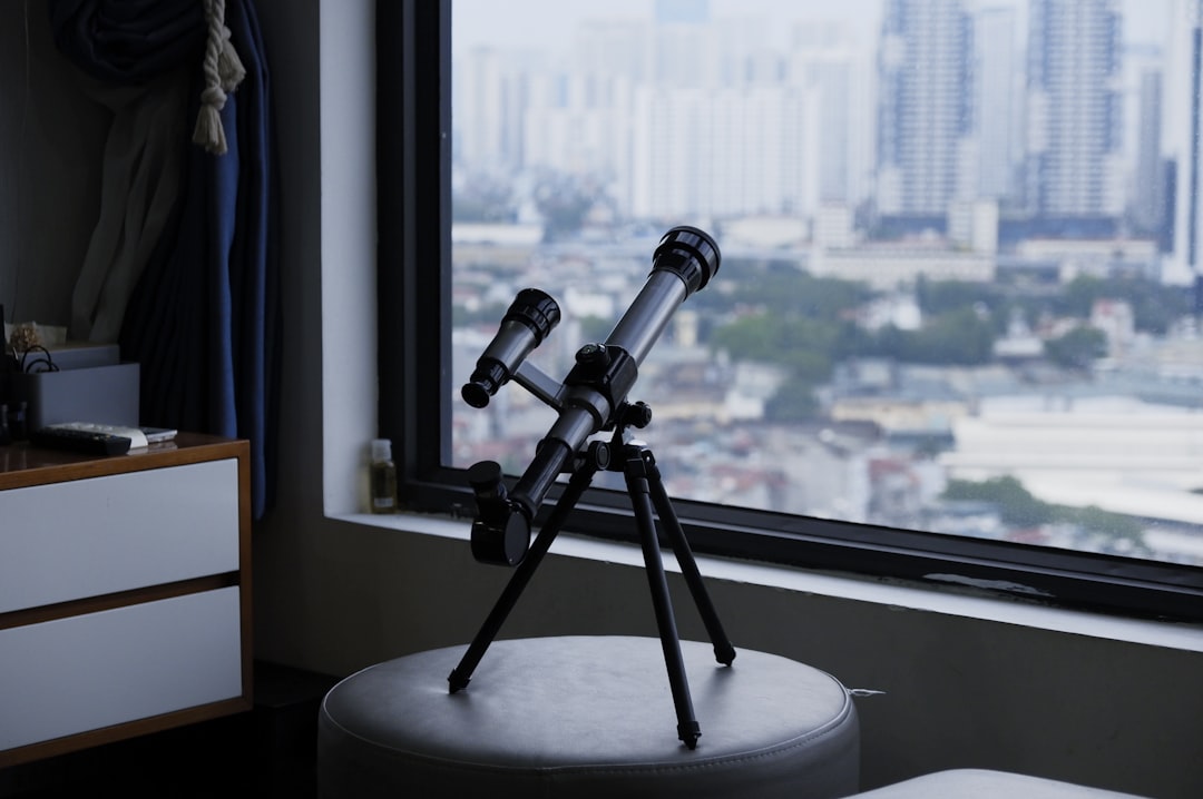 Binóculos astronômicos grandes montados em tripé