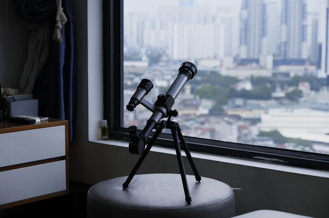 Binóculos astronômicos grandes montados em tripé