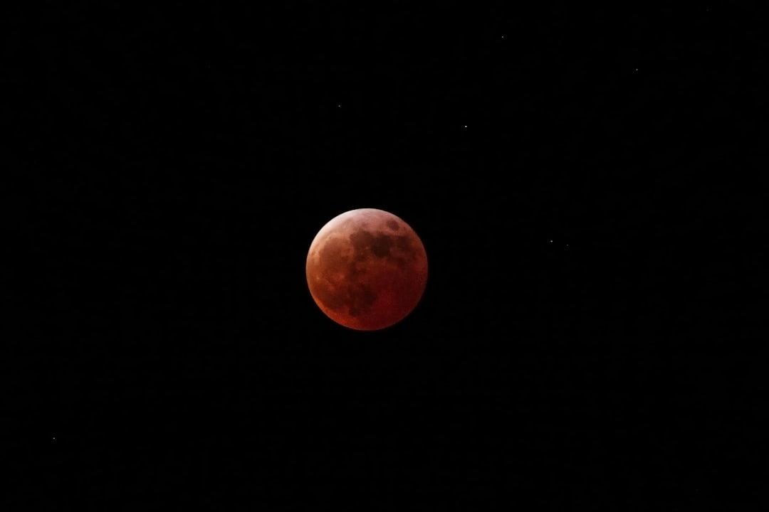 Eclipse lunar total mostrando a lua vermelha no ceu noturno