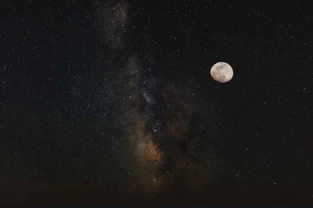Smartphone mostrando aplicativo de astronomia com mapa do ceu noturno