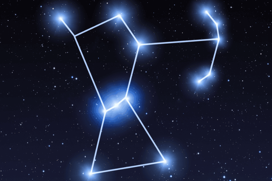Constelação de Órion destacada com estrelas brilhantes e linhas formando seu desenho no céu noturno