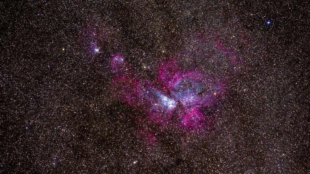 Céu estrelado do hemisfério sul com Via Láctea visível