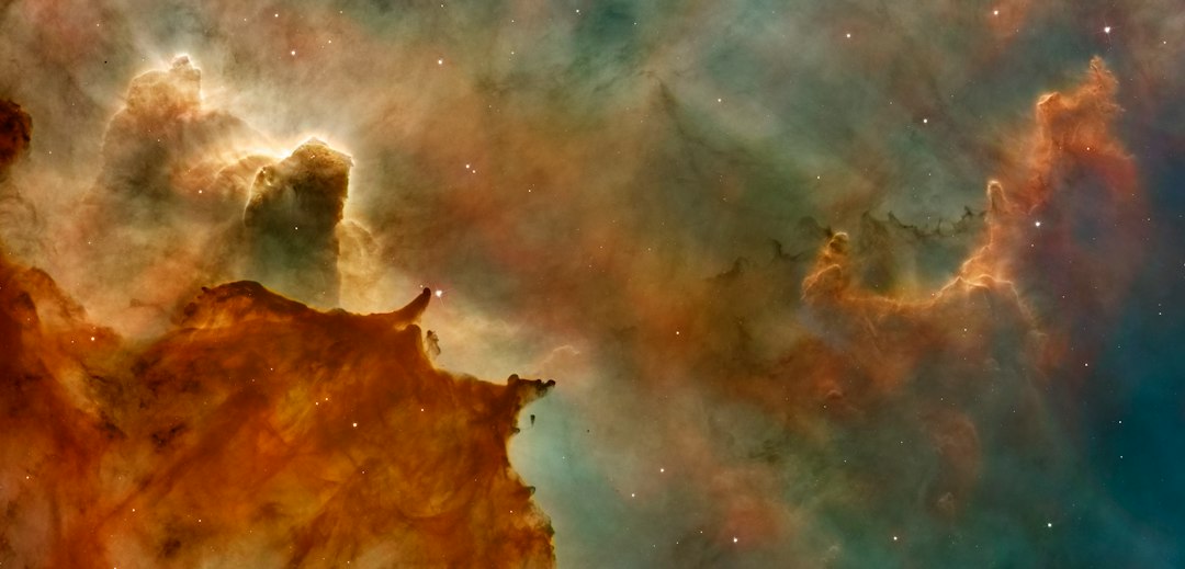 Nebulosa de Orion fotografada com telescópio mostrando cores e estruturas de gás