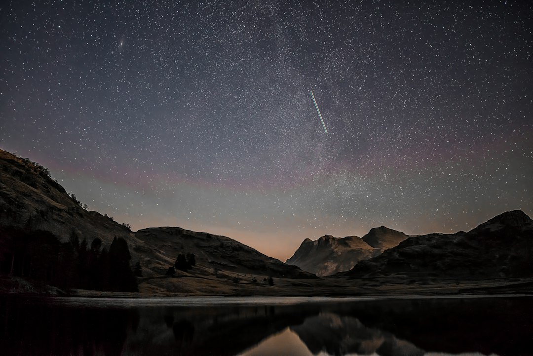 Cometa com cauda luminosa brilhando no ceu estrelado noturno