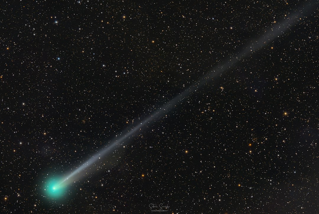 Duas caudas de cometa — poeira e plasma — visiveis no espaco