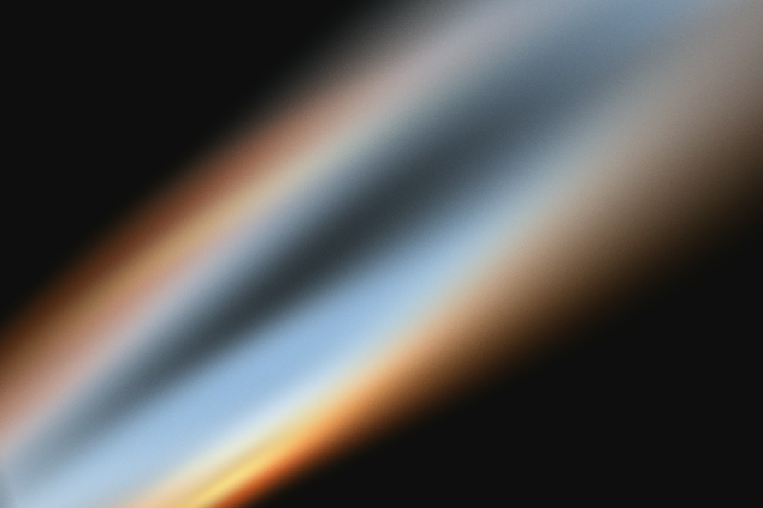Cometa Hale-Bopp brilhando com cauda visivel sobre horizonte
