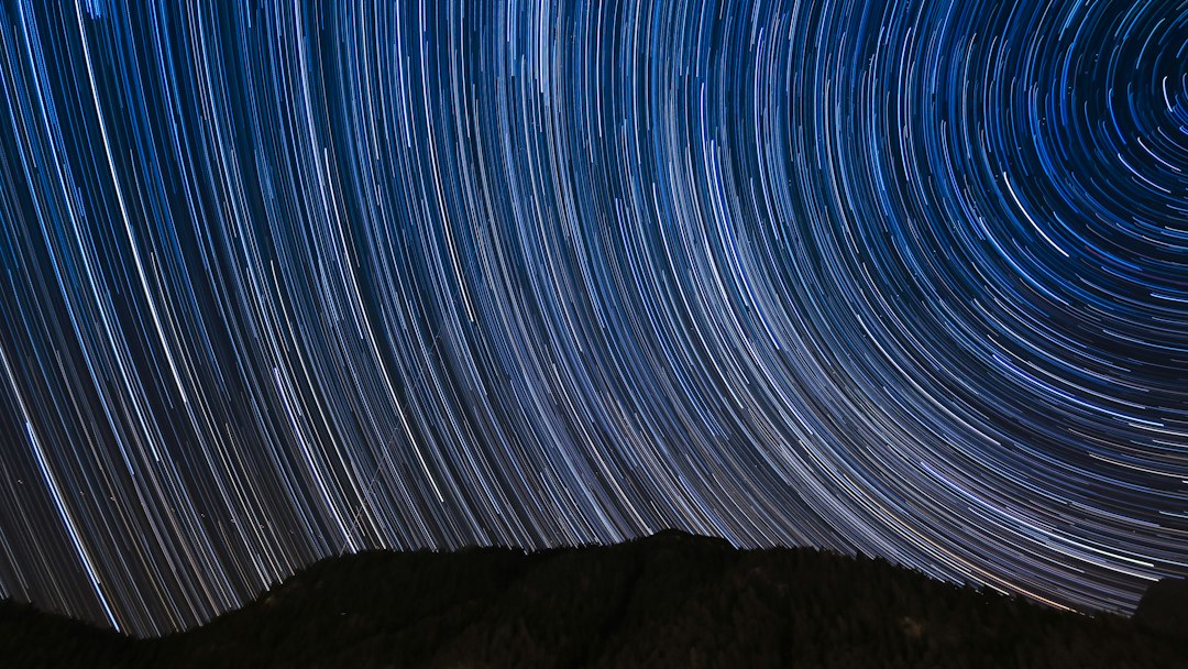 Camera em tripé fazendo longa exposicao do ceu noturno para astrofotografia