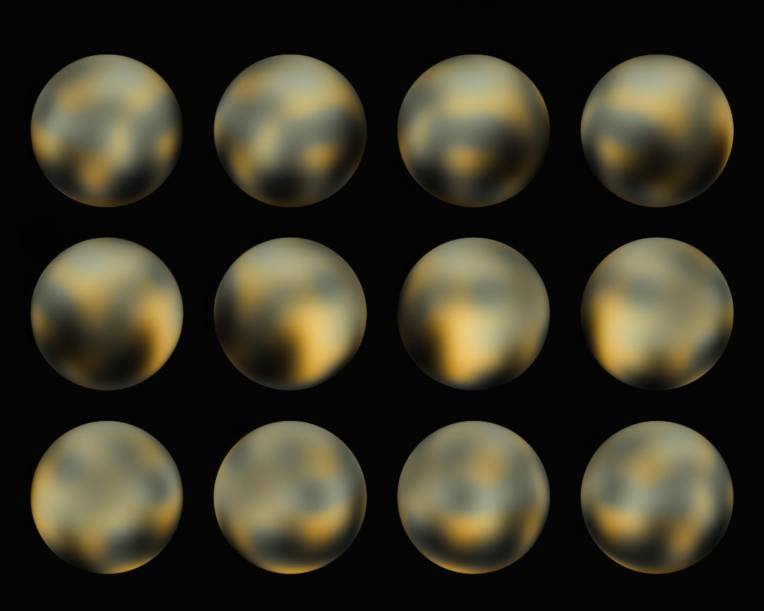 Superficie de Plutao com montanhas de gelo e planicie Tombaugh Regio registrada pela sonda New Horizons