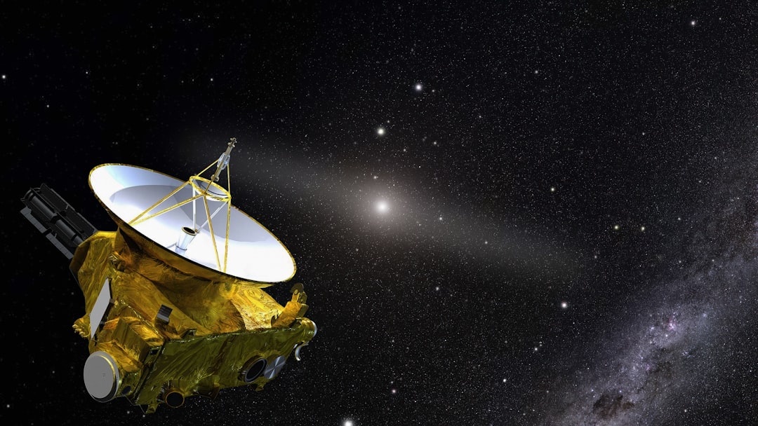 Representacao artistica da sonda New Horizons da NASA sobrevoando Plutao no espaco profundo