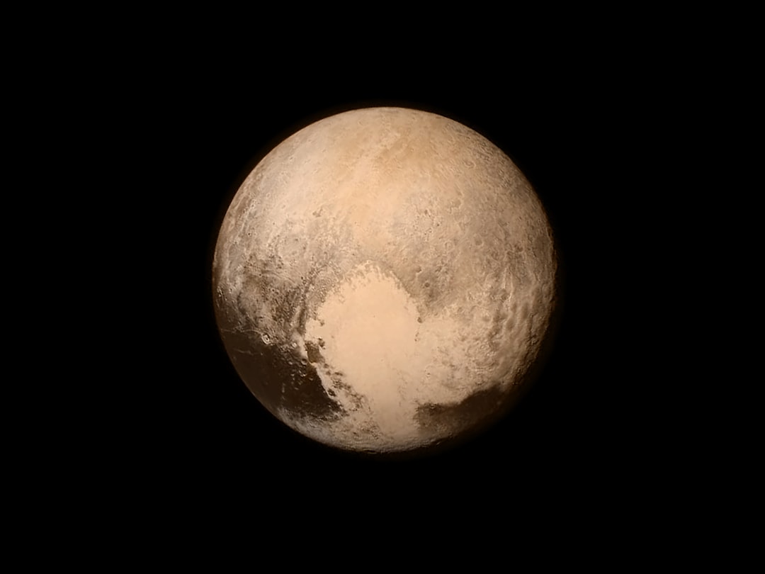 Curiosidades Fascinantes Sobre Plutão: O Planeta Anão que Revolucionou a Astronomia