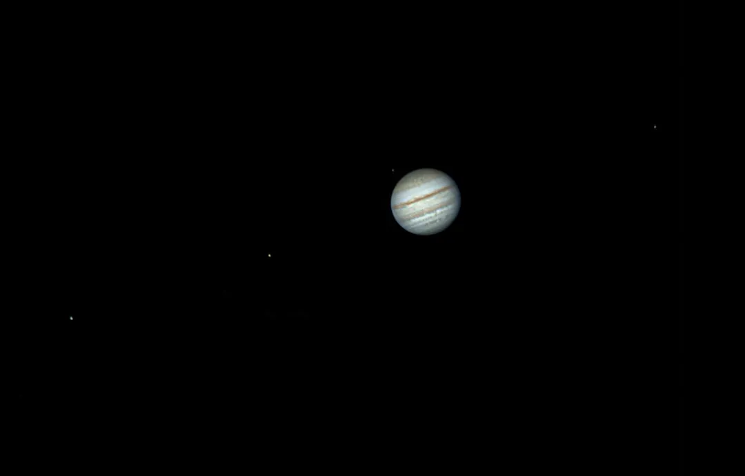 Vista de Júpiter e suas luas através de telescópio amador
