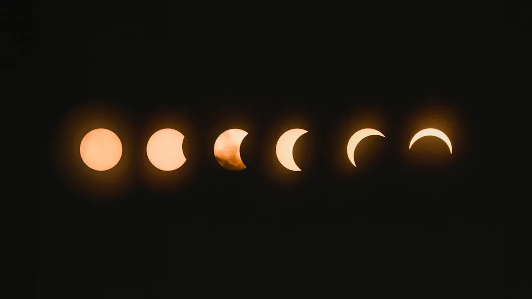 Sequência de fases do eclipse lunar em montagem fotográfica