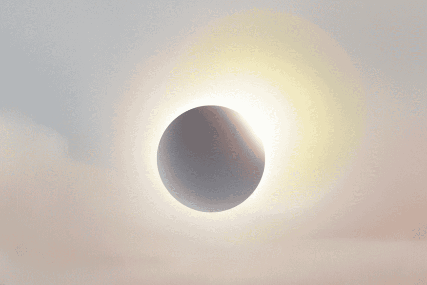 Eclipse solar com disco escuro cobrindo o Sol e halo luminoso ao redor, mostrando a coroa solar em céu claro.