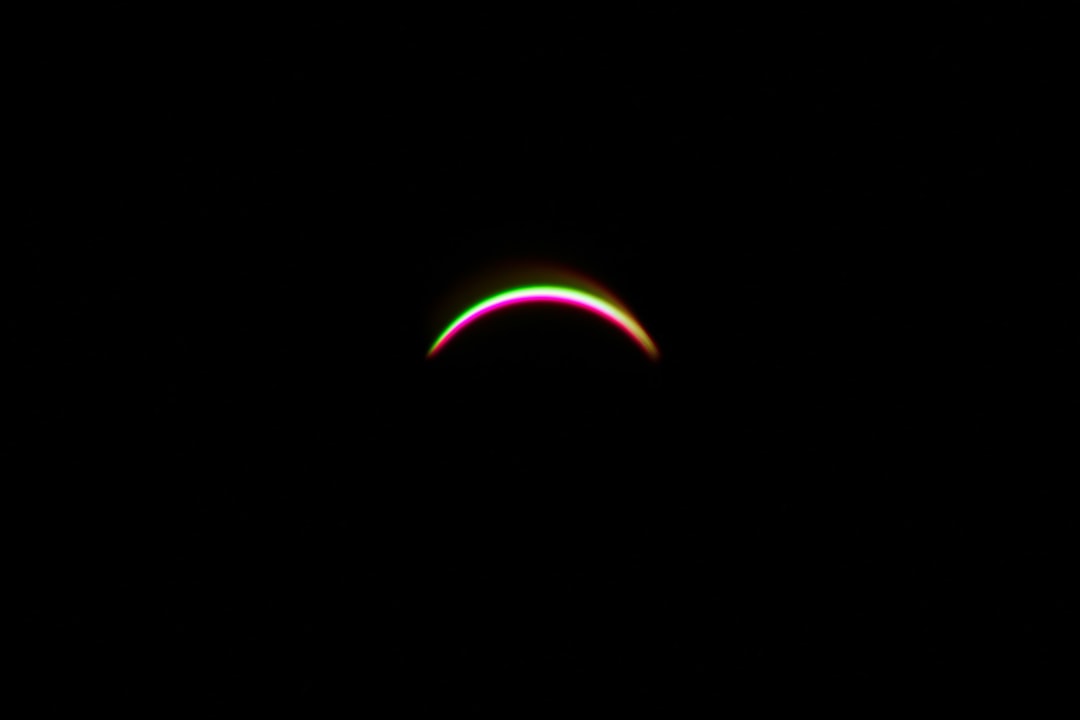 Corona solar visivel durante eclipse total com estruturas de plasma ao redor do disco negro da lua