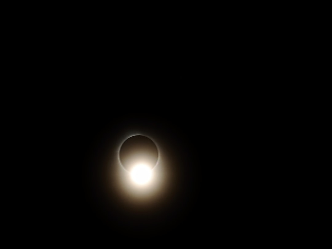 Pessoa usando oculos especiais de eclipse para observar o sol com seguranca