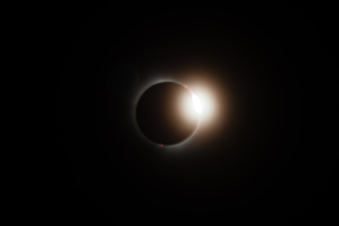 Camera DSLR com filtro solar na lente fotografando eclipse solar