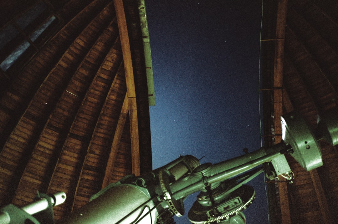 Observatorio astronomico sob ceu estrelado com Via Lactea ao fundo