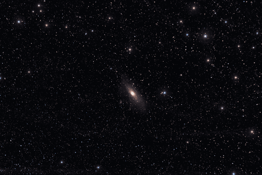 Galáxia espiral cercada por estrelas no espaço profundo, ilustrando como a expansão do universo é percebida na luz.
