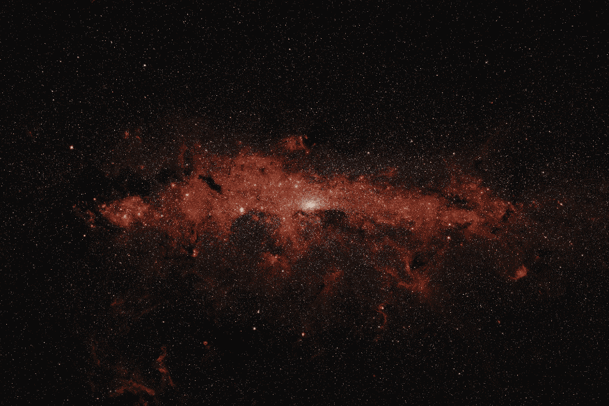 Nuvem cósmica avermelhada no espaço profundo, ilustrando o desvio para o vermelho na expansão do universo.