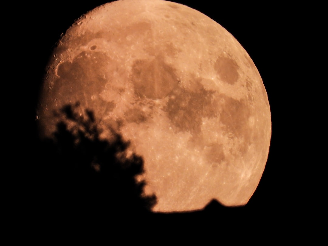 Detalhes das crateras lunares observadas através de telescópio