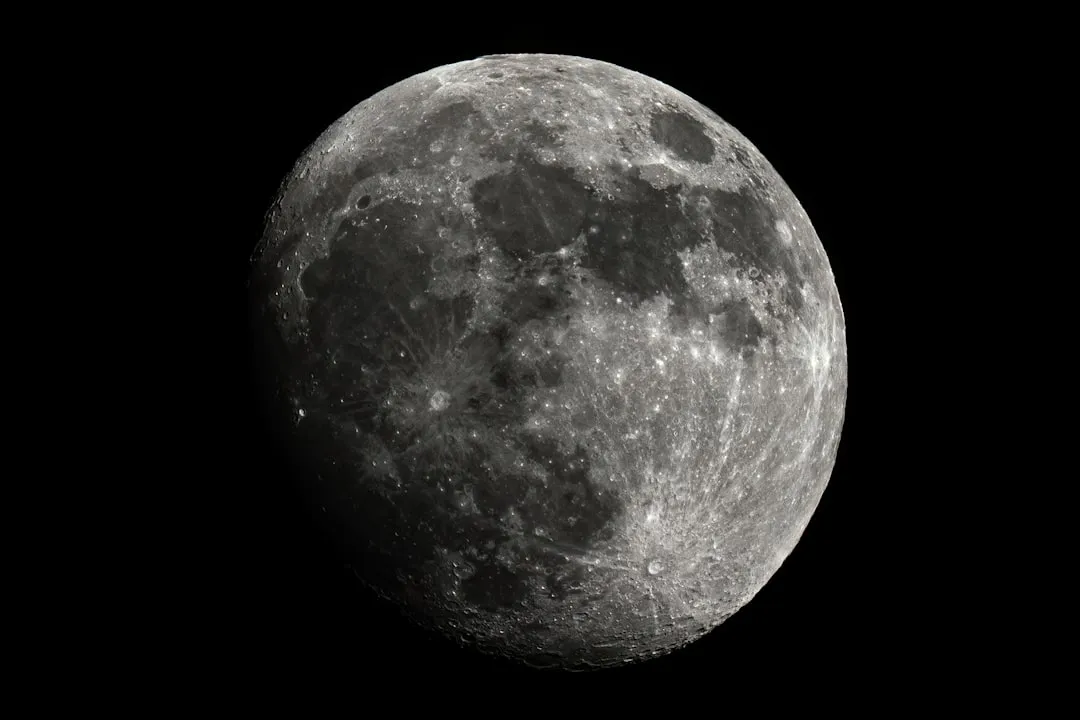 Detalhes das crateras lunares observadas através de telescópio