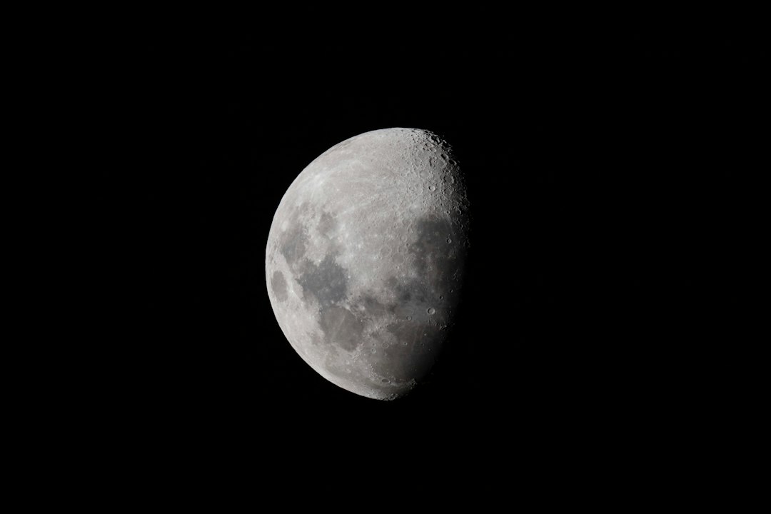 Vista detalhada de crateras lunares atraves de telescopio