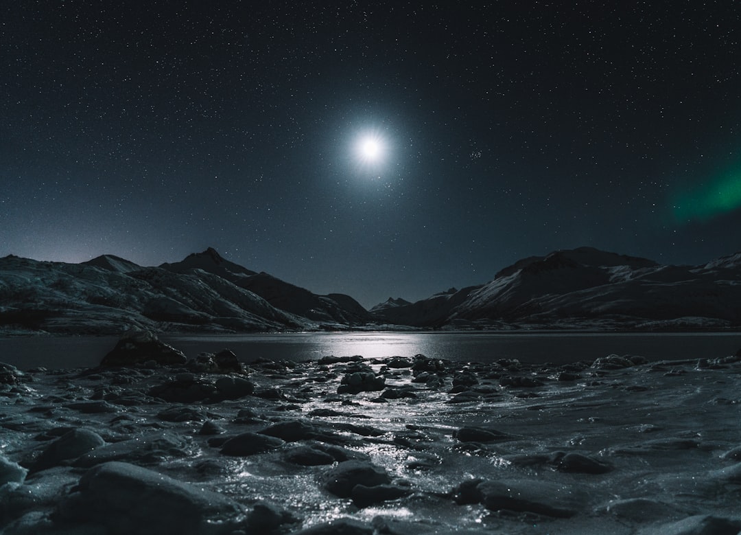 Lua cheia refletida sobre o oceano em noite calma