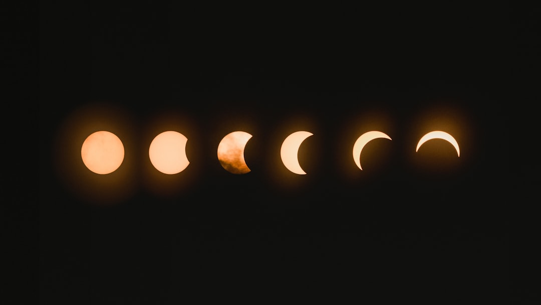 Grafico mostrando a relacao entre fases da lua e variacao das mares