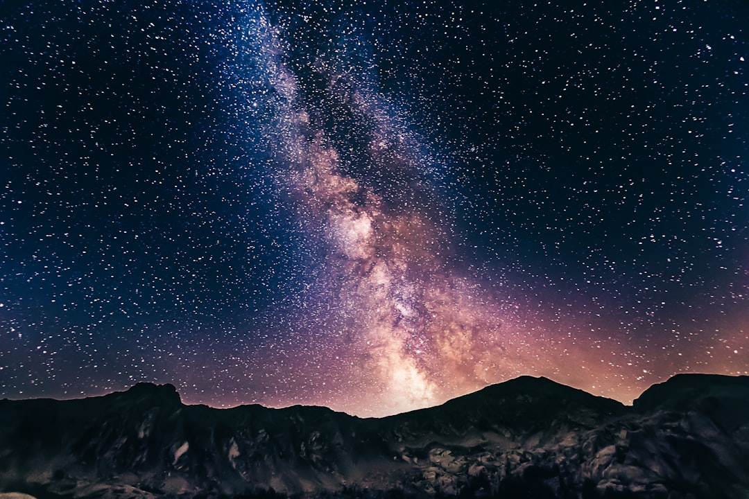 Observador olhando Via Lactea em noite de lua nova