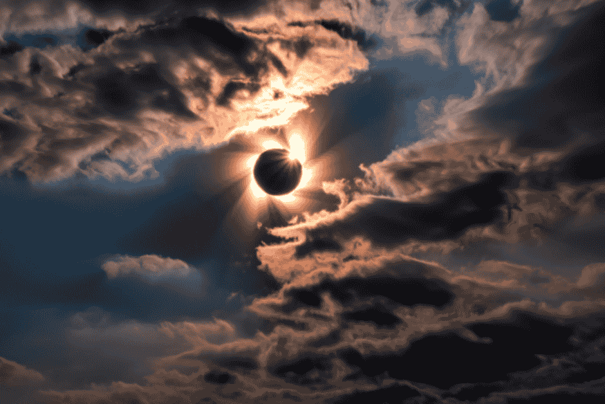 Eclipse solar parcial entre nuvens, exemplo de fenômeno que exige técnicas específicas e cuidados visuais na fotografia astronômica.